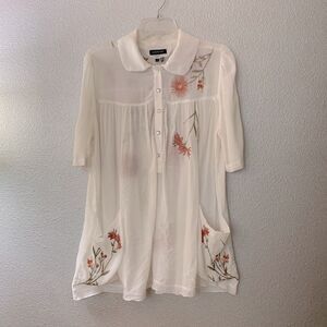 COMO NO? Embroidered blouse rayon pockets crystal/glass buttons women’s sz M